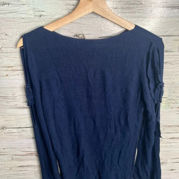 Molly bracken blue cold shoulder bow sweater size medium - Picture 8 of 9